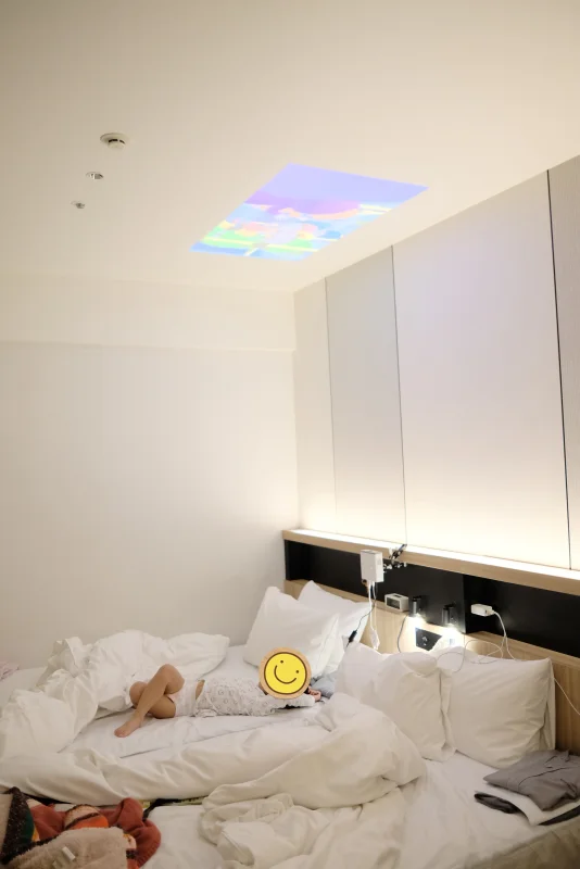 在旅館躺著看電視