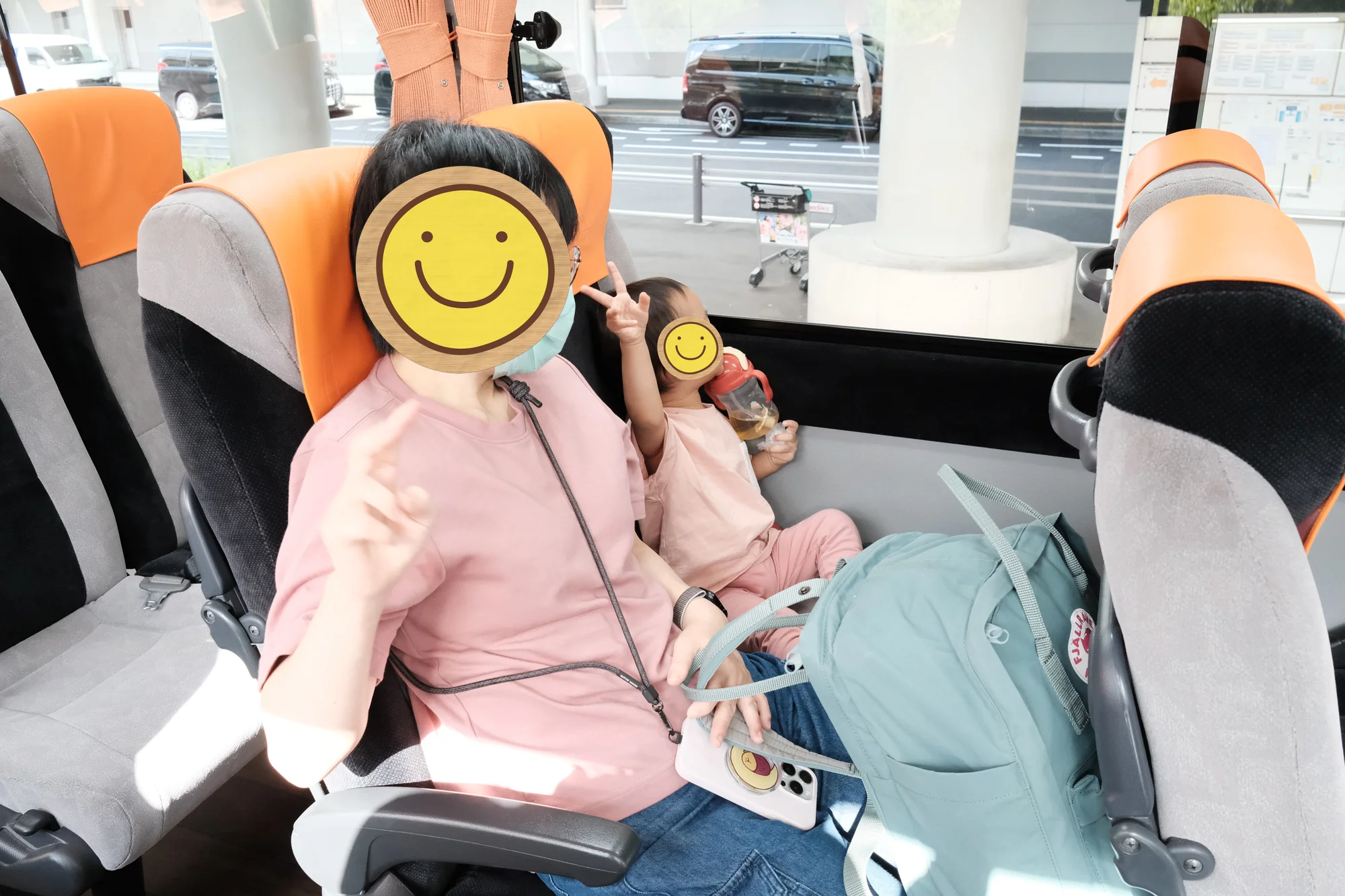 バスの中でジュースを飲んでご機嫌