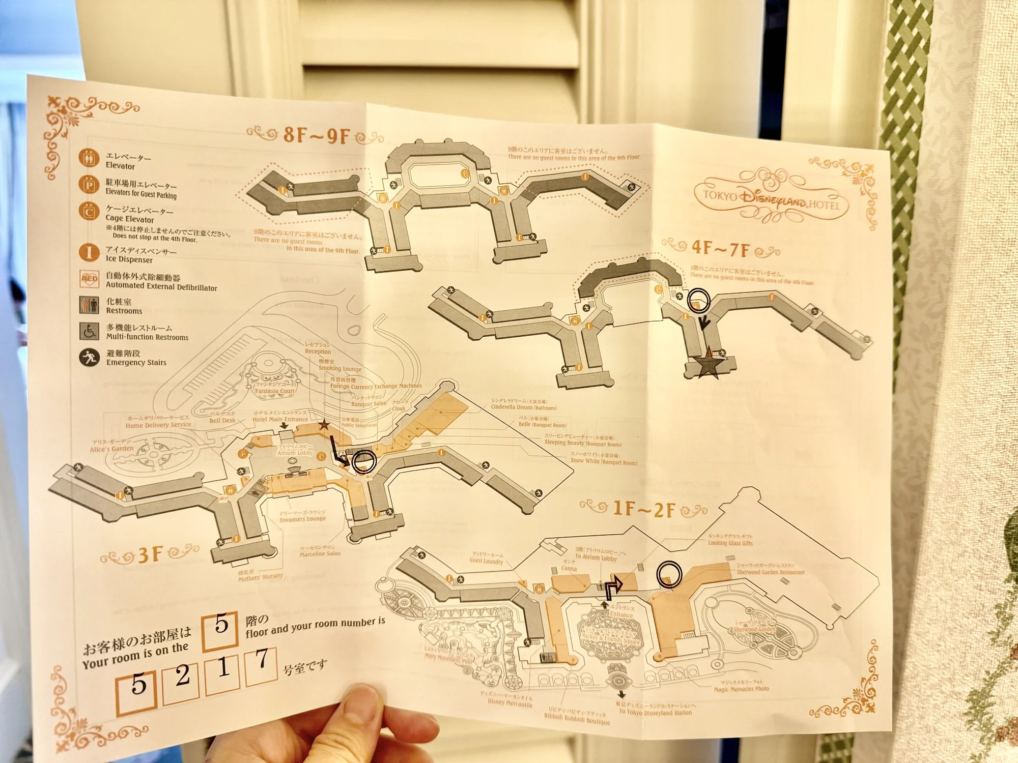 地図を見せながら親切に道順を教えてくれました