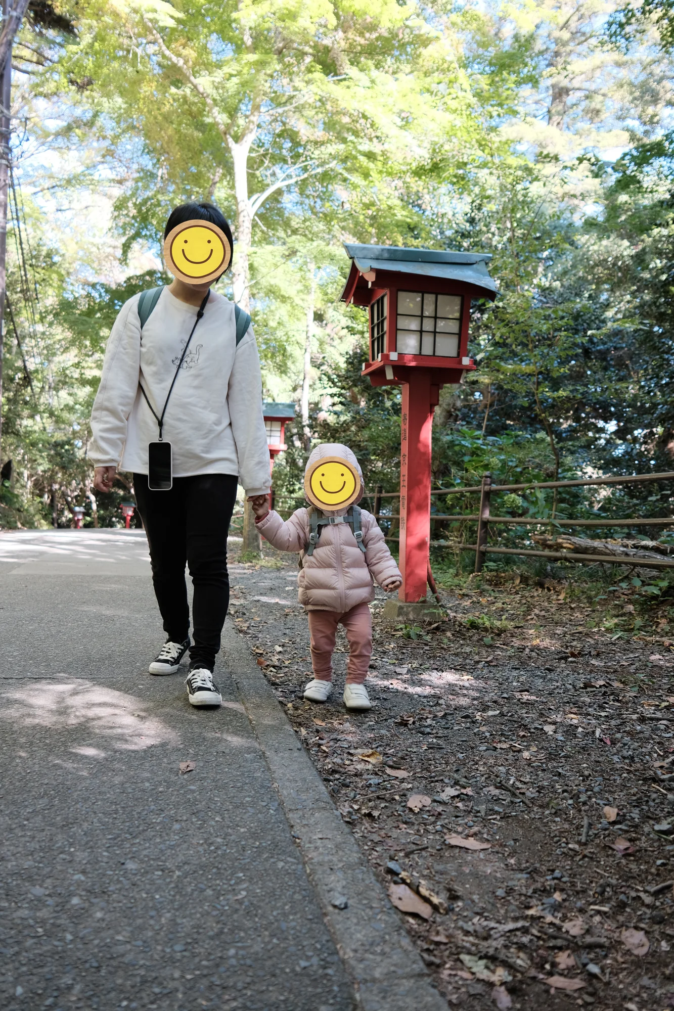 媽媽牽著走石頭路