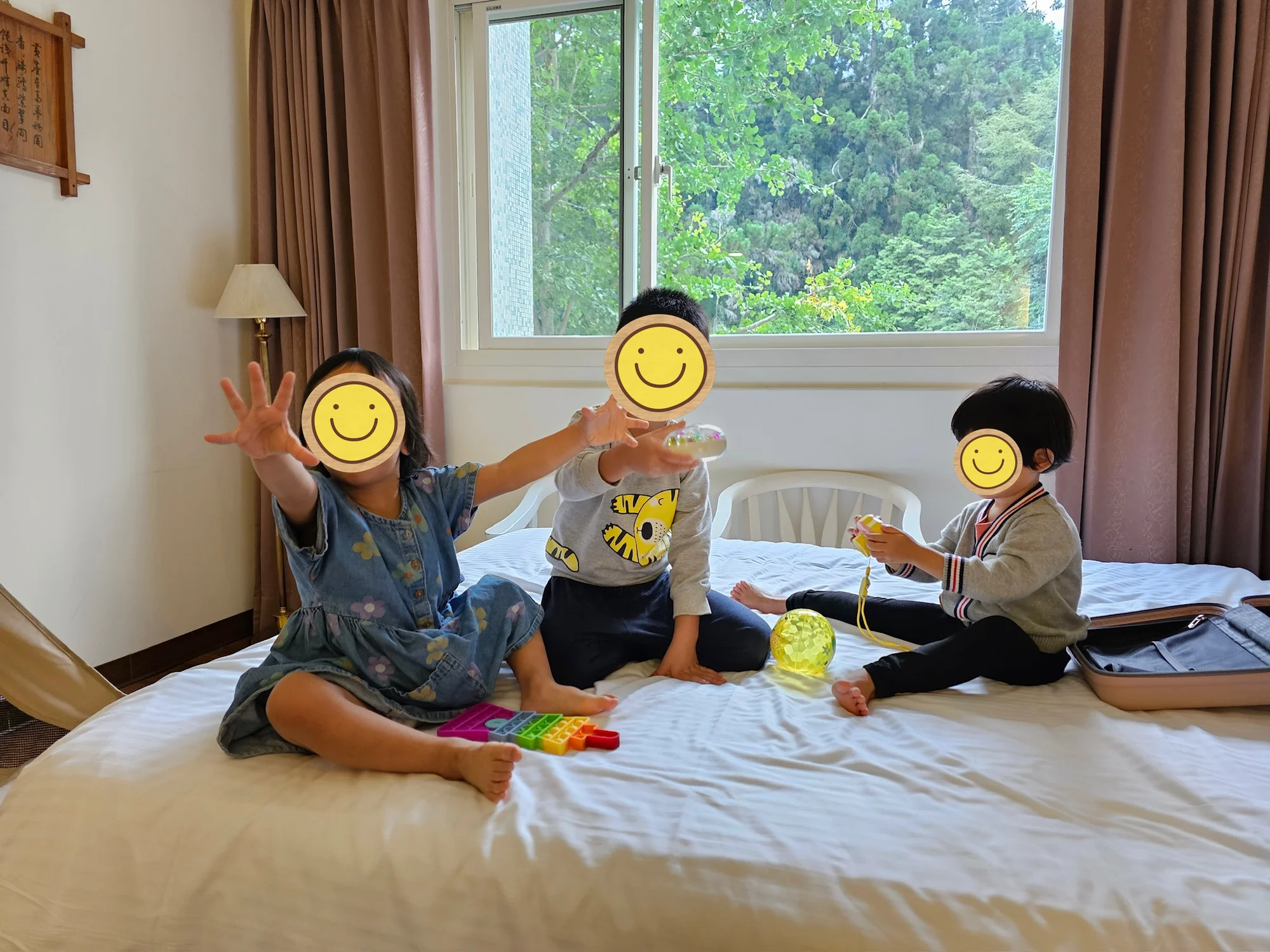 三個孩子在我們房間玩得很開心，但我好累
