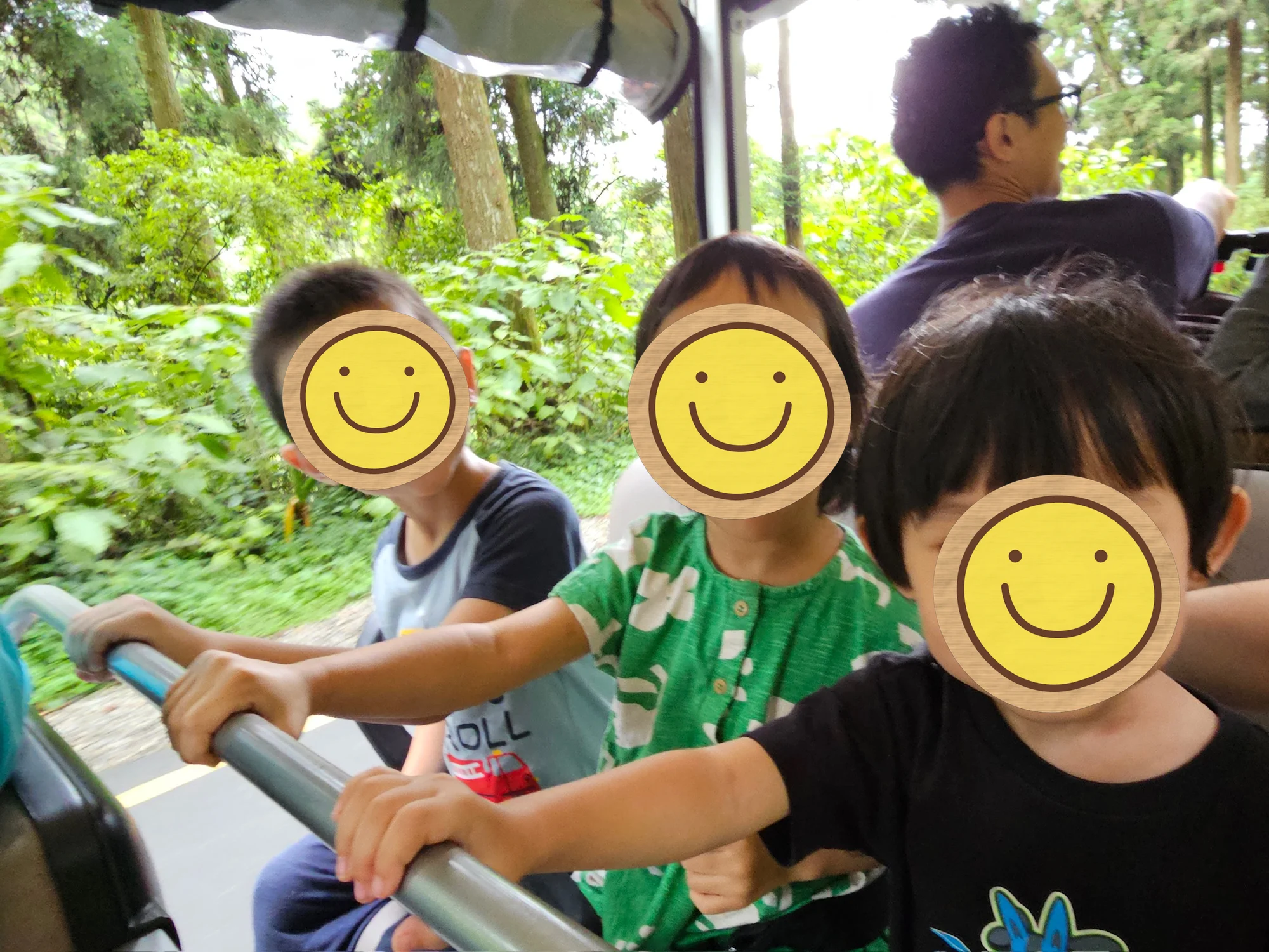 三個孩子一起搭電動接駁車，十分開心