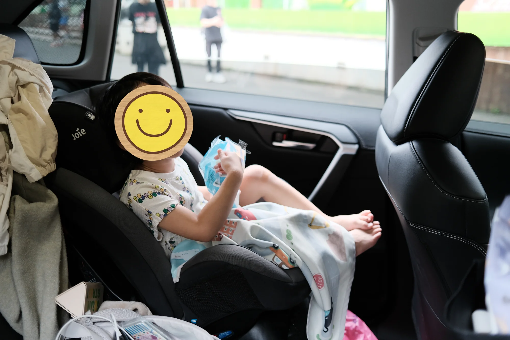 車の中でパンを食べながら休憩