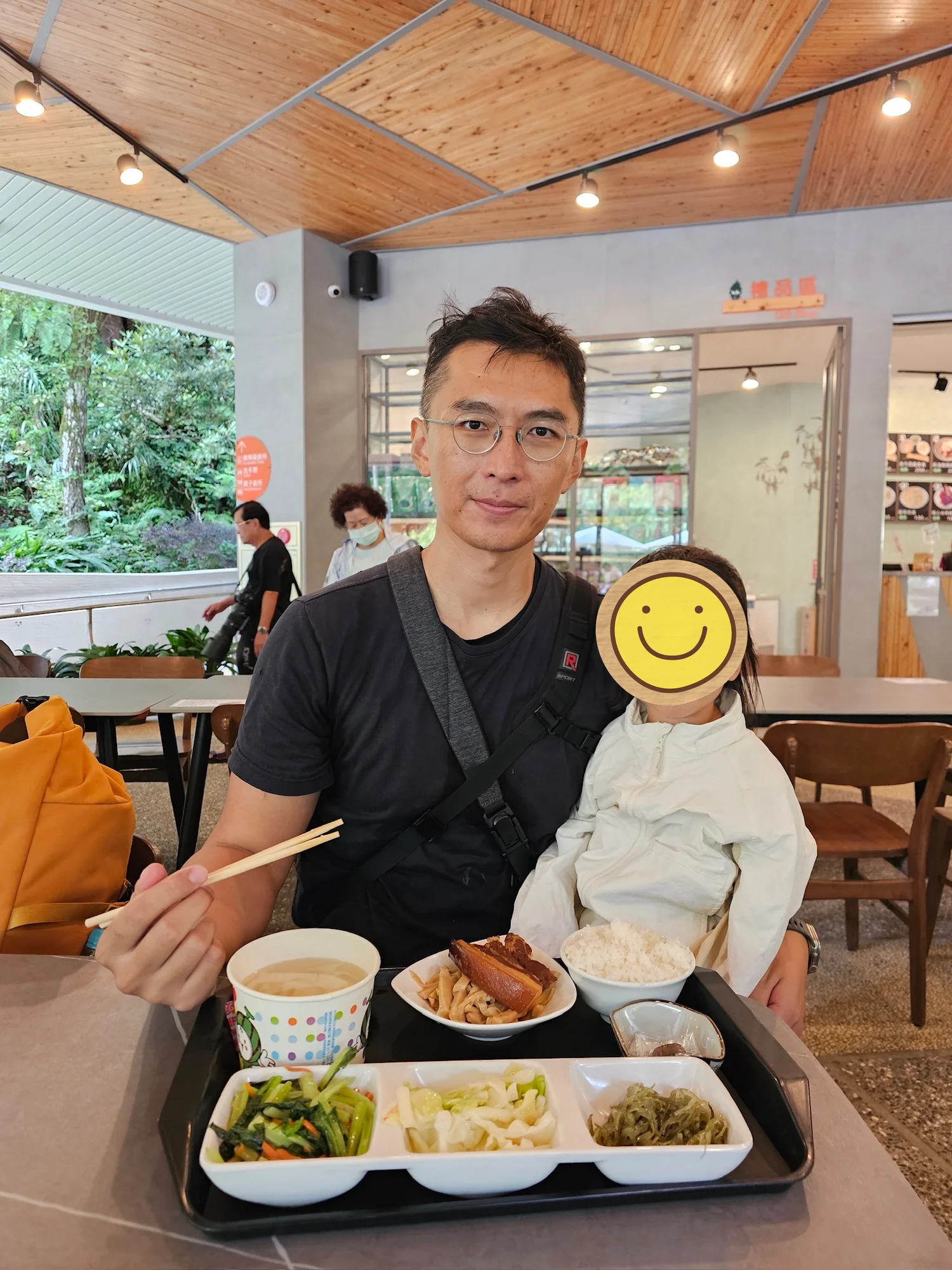 ご飯中も抱っこ