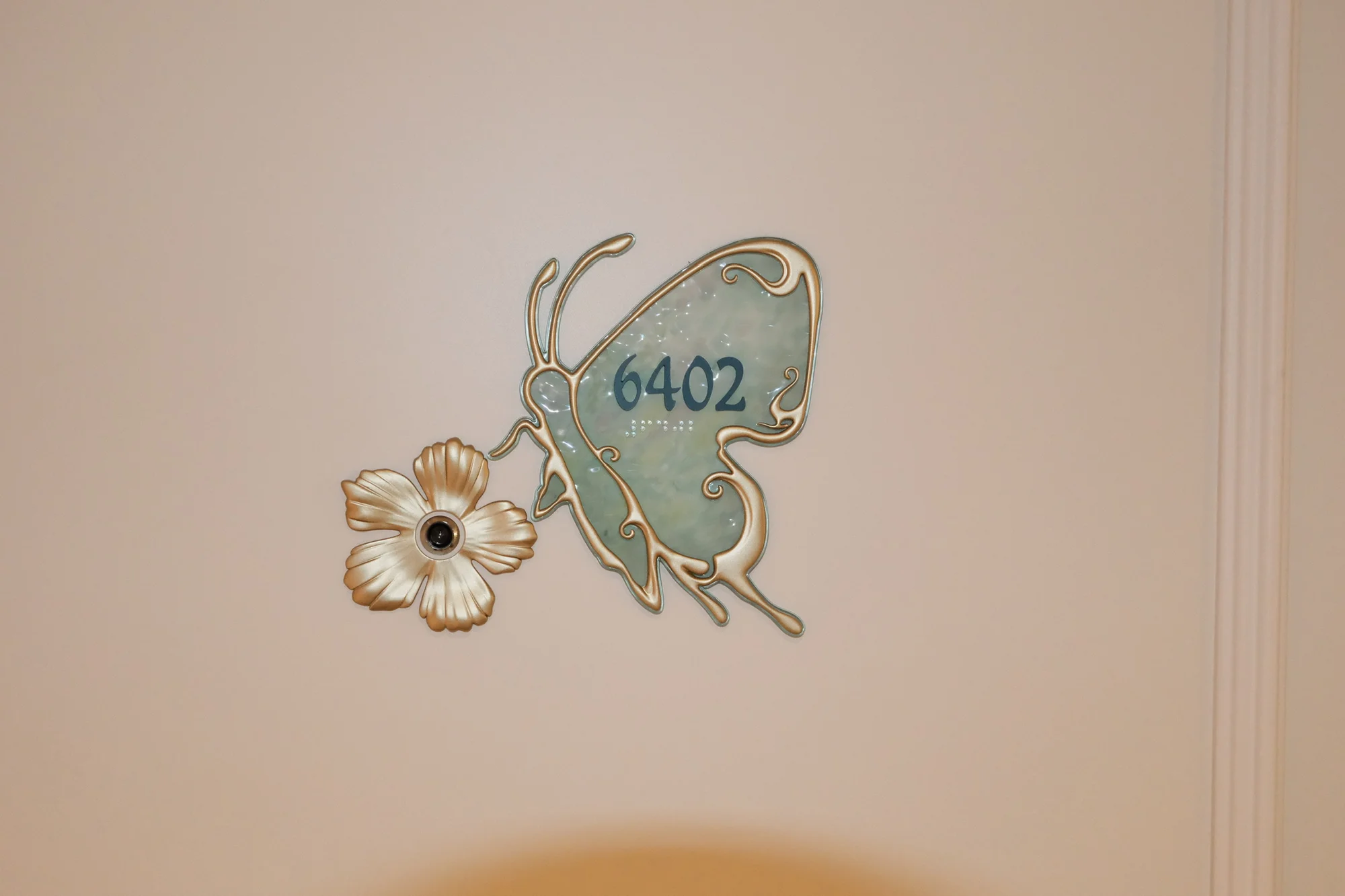 部屋の番号プレートまで凝っています