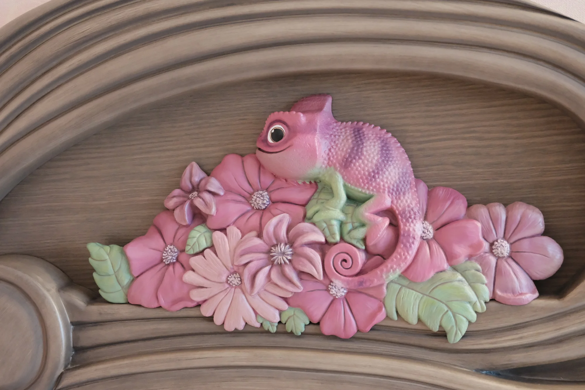 ベッドまわりの装飾もとても凝っています