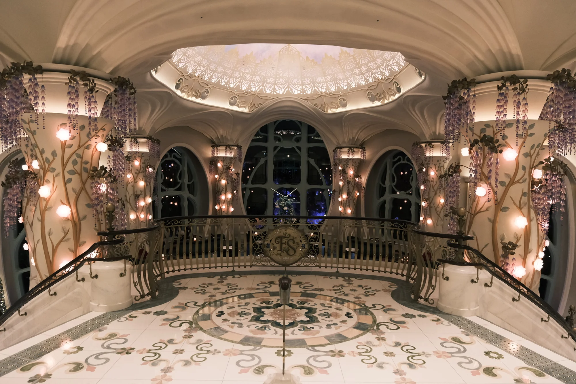 夜のグランパラディ・ラウンジ