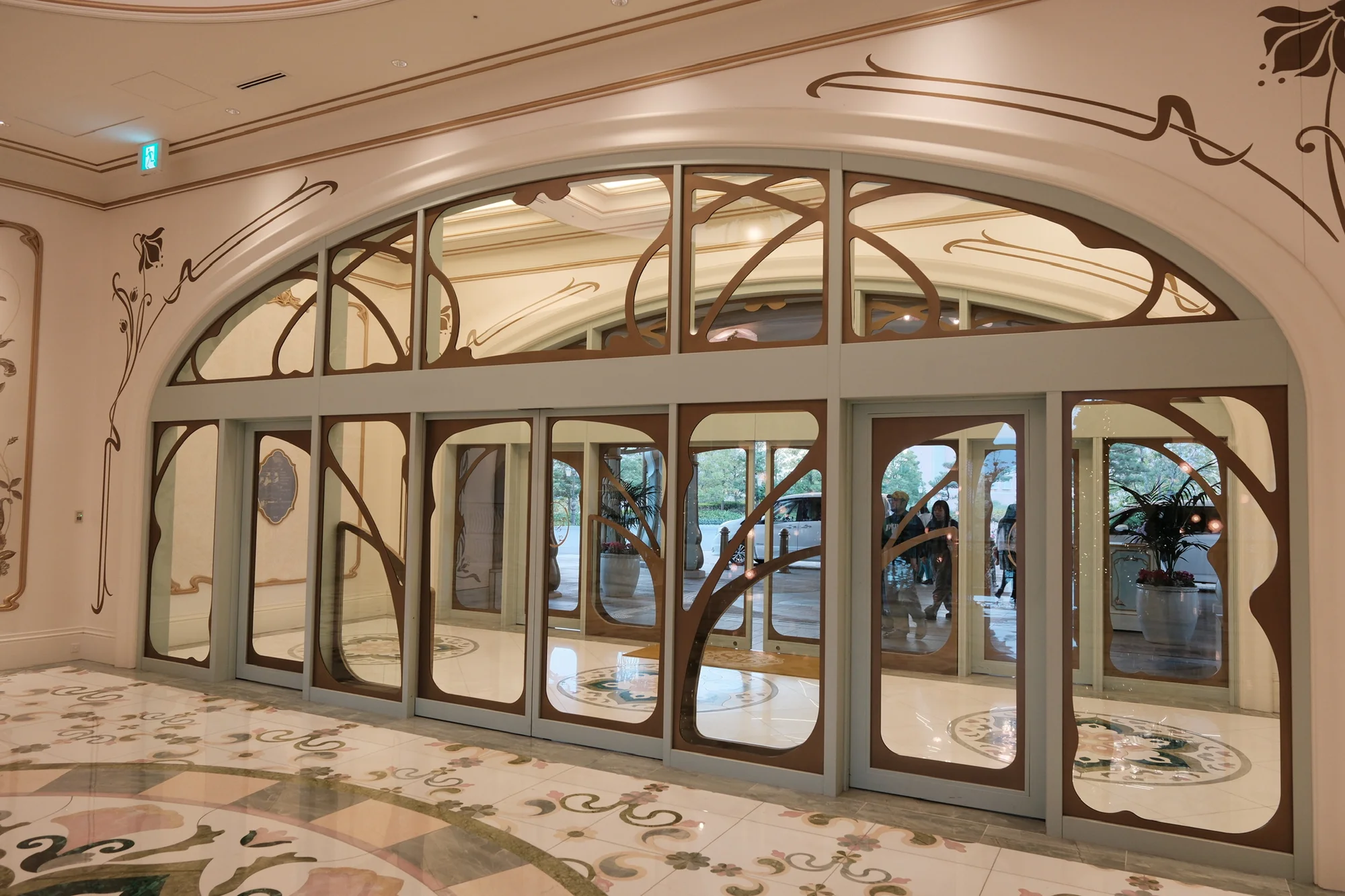 館内から見たホテル入口