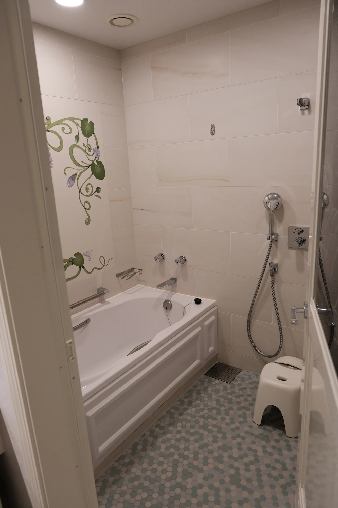 洗面台の右側が浴室