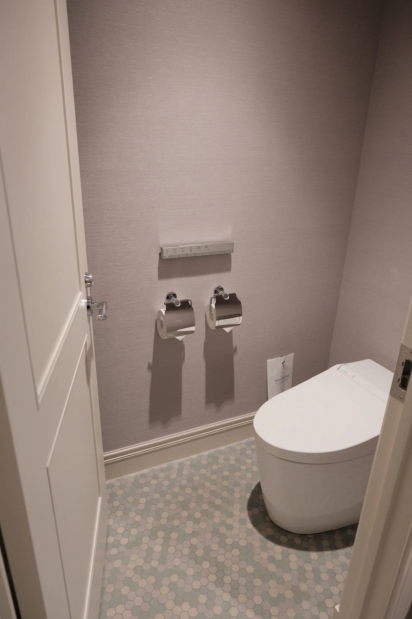 洗面台の左側がトイレ