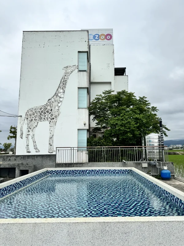 水深及小腿肚的戲水池