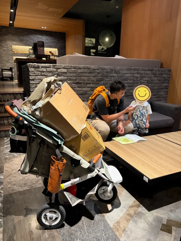 Reading a picture book at dùa Café