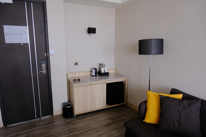 小冰箱在櫥櫃下方