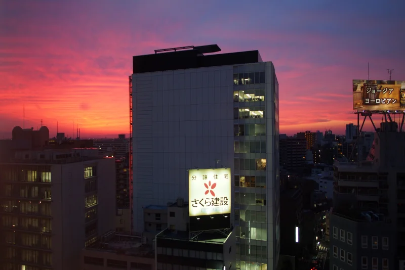 会社の窓辺から見た夕焼け