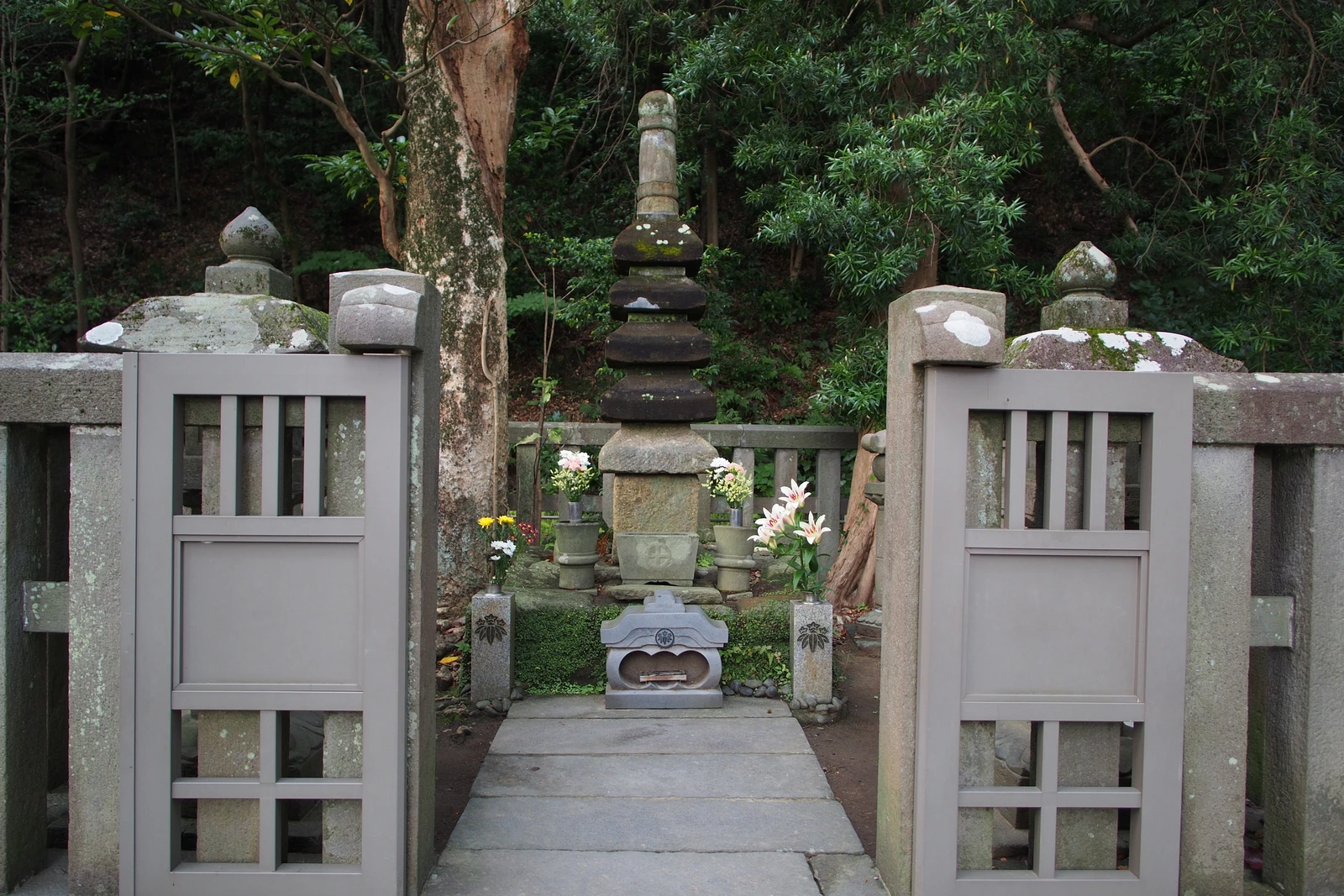 源賴朝墓