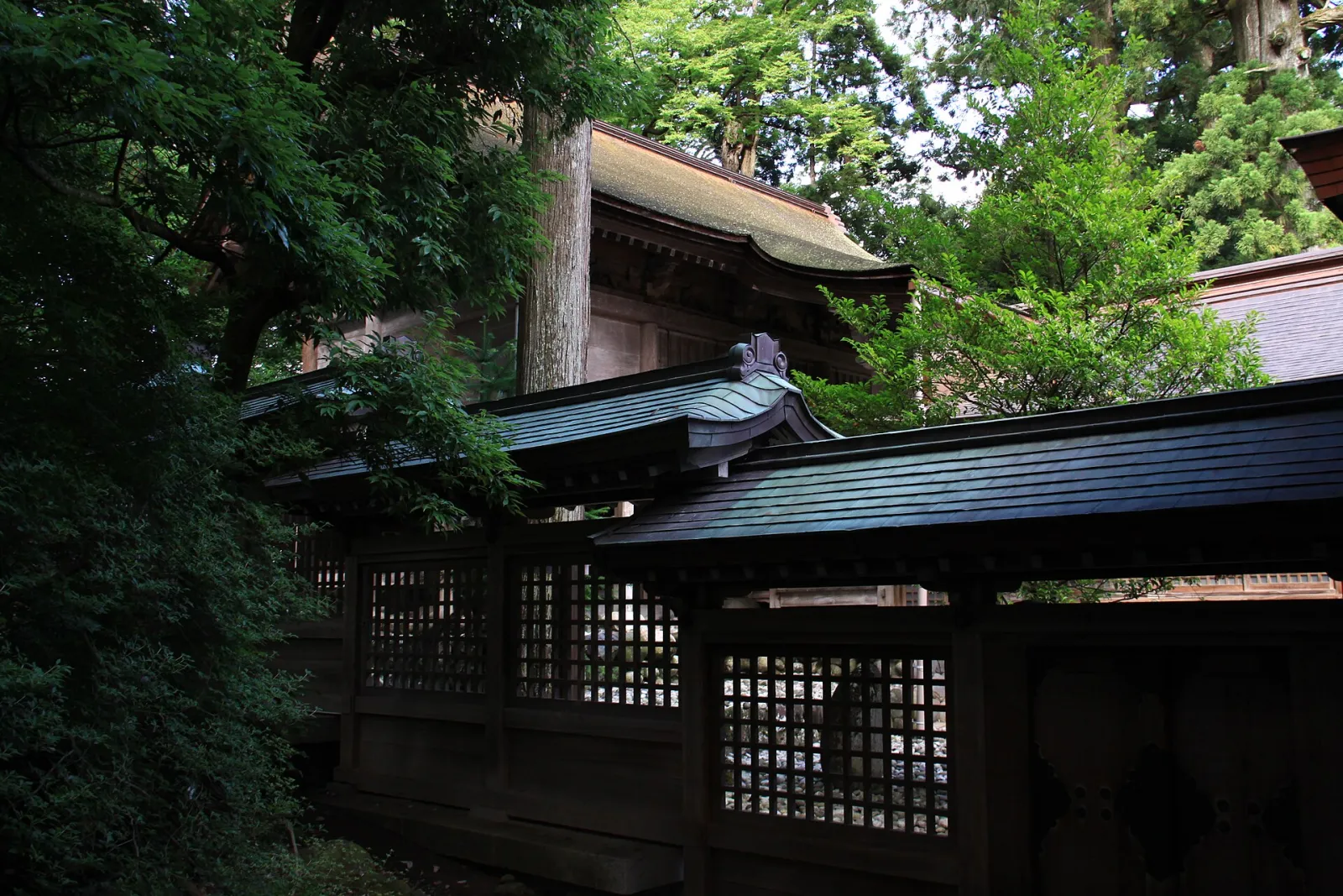 雄山神社前立社壇本殿