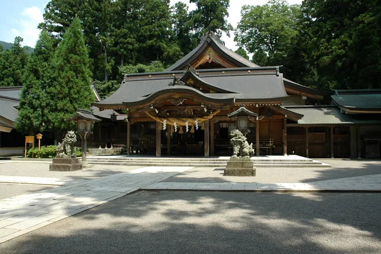 白山比咩神社本殿