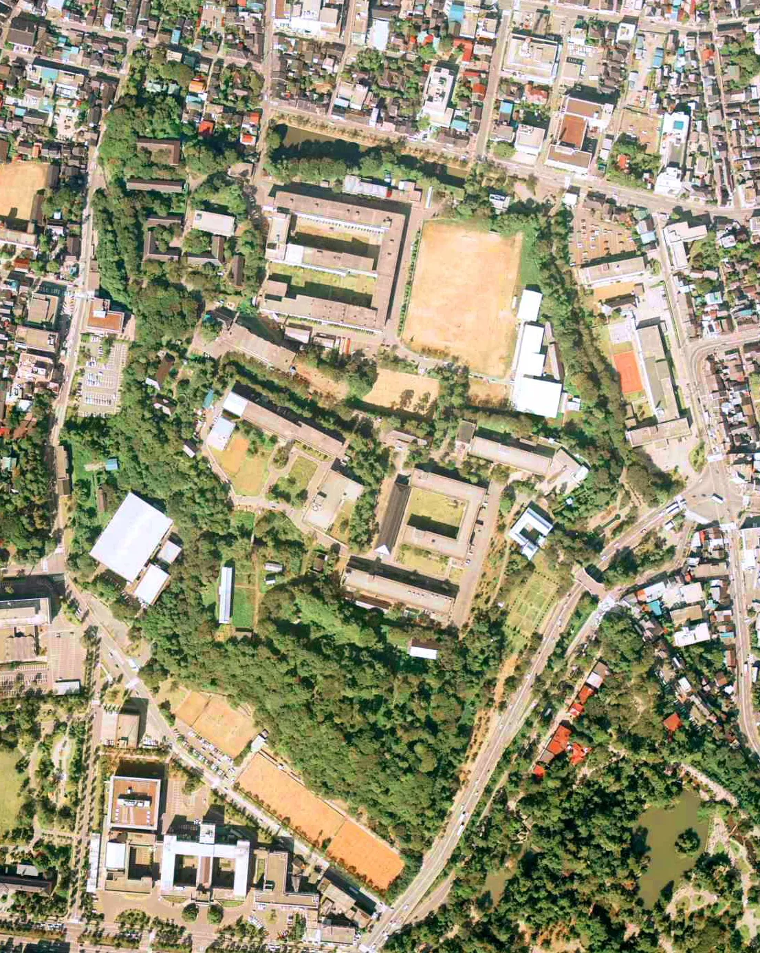 金澤城內的金澤大學校區（1975 年航空照片）