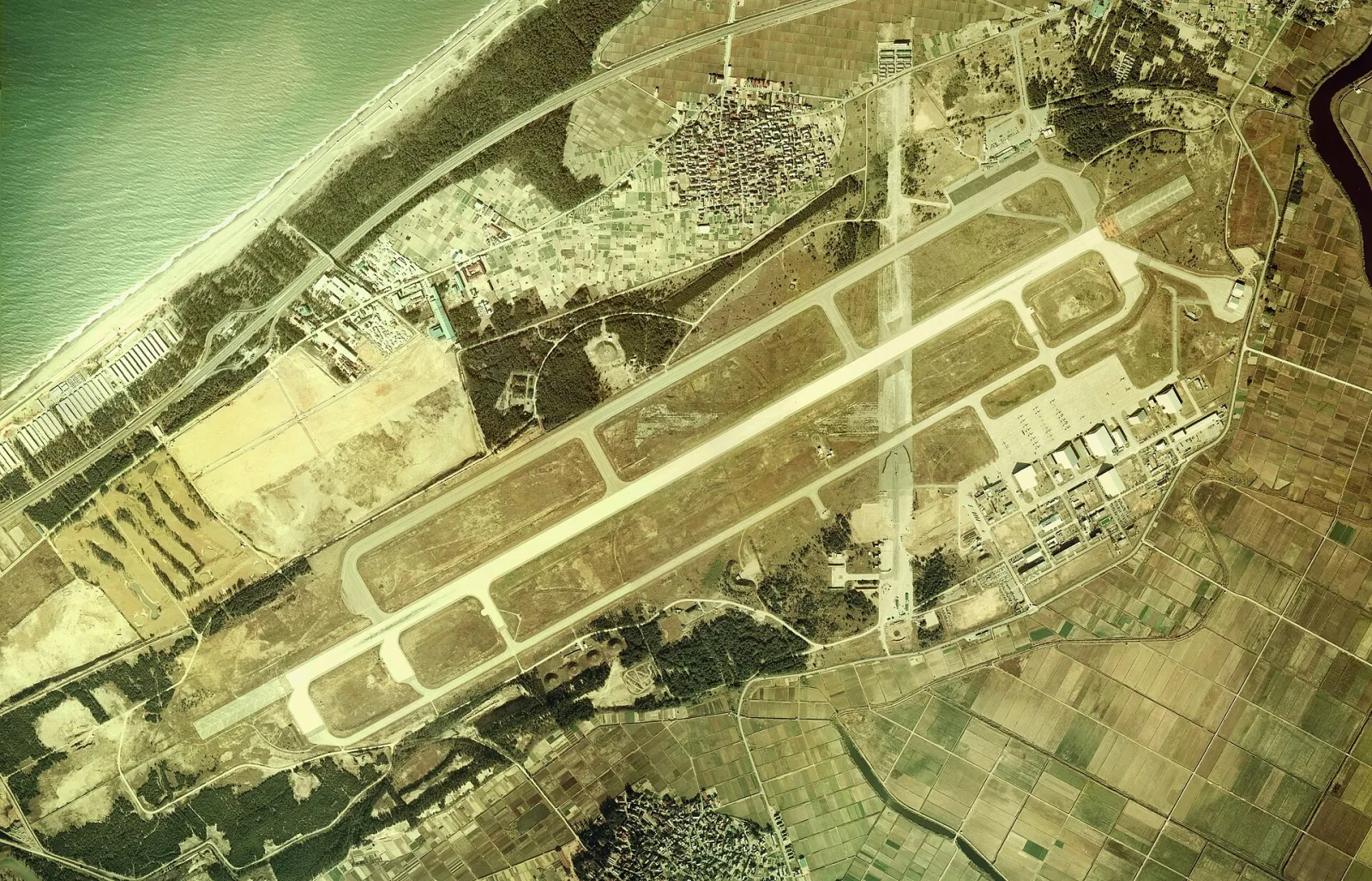 小松飛行場（1975 年航空照片）