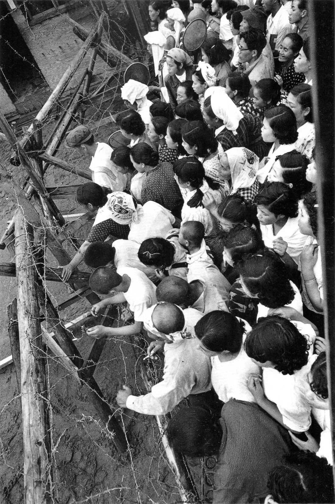 內灘鬥爭中的路障（土門拳攝，1953 年）