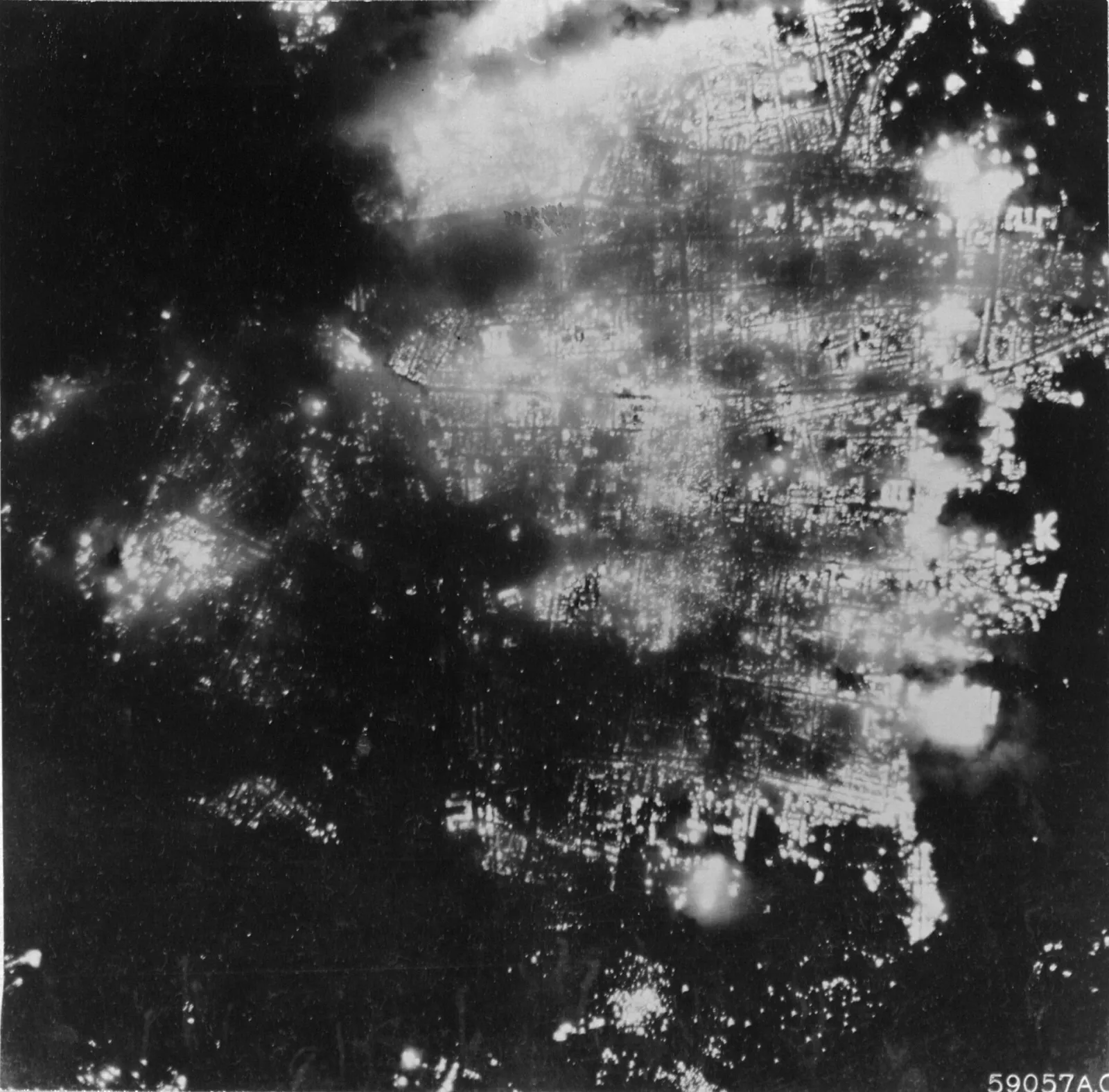 燃燒中的富山市（美軍航空照片，1945 年 8 月）