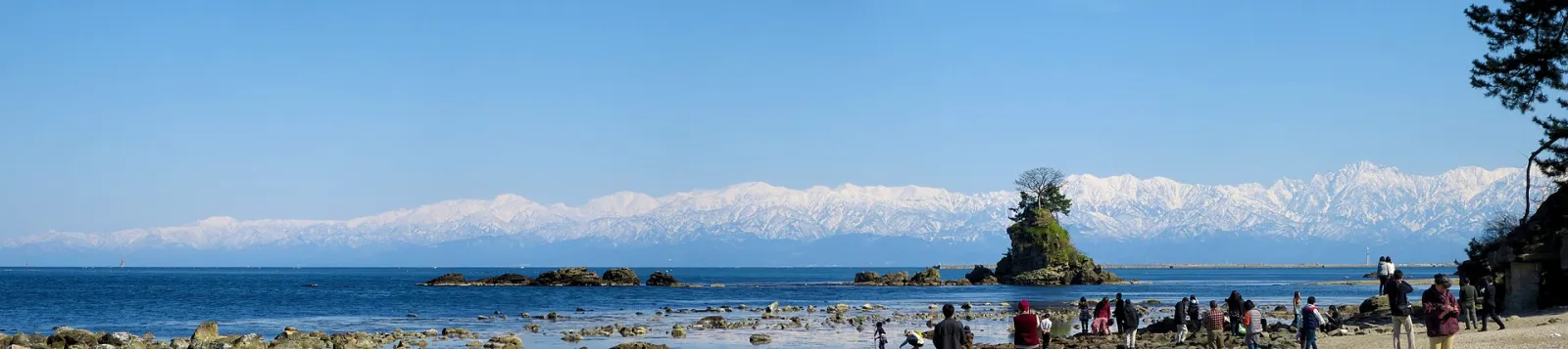 雨晴海岸から見た女岩と立山連峰（2019 年 3 月）