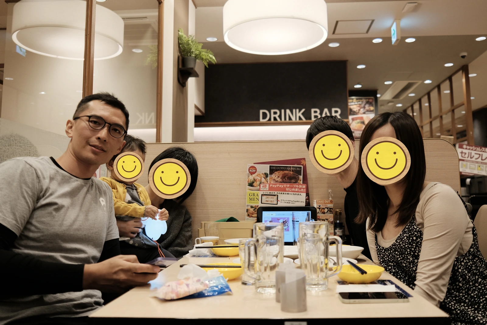 在家庭餐廳聚餐、合照