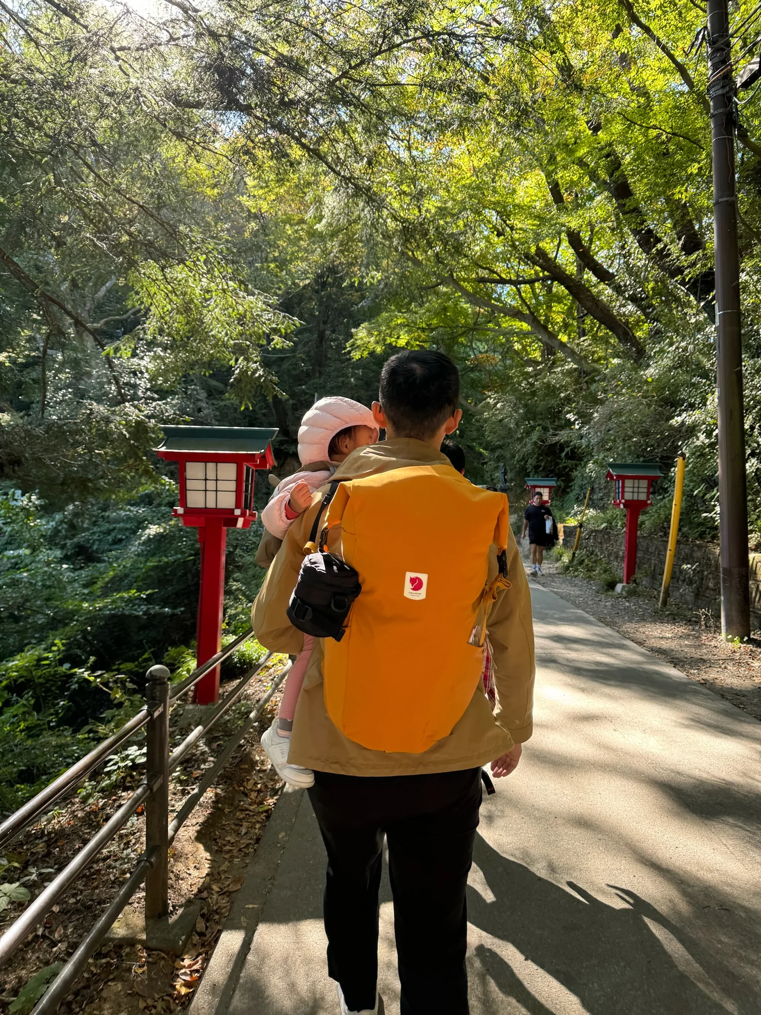 爸爸抱著走