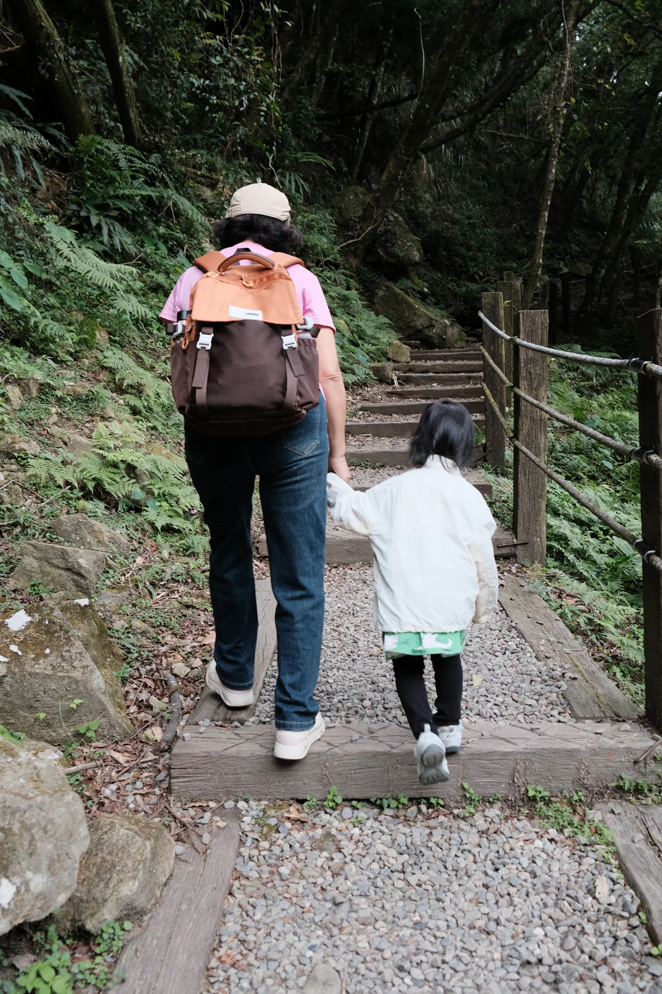 跟阿嬤一起爬山