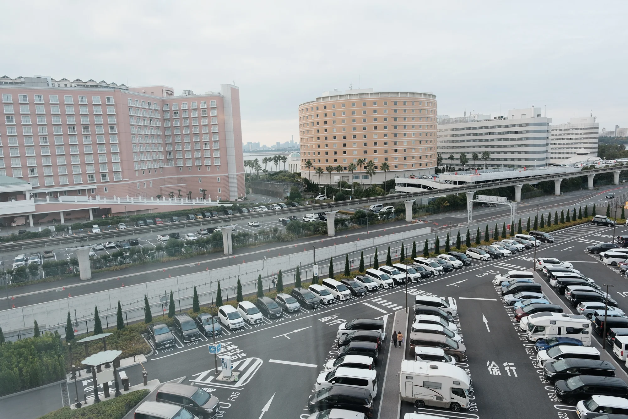 窗外景觀是停車場